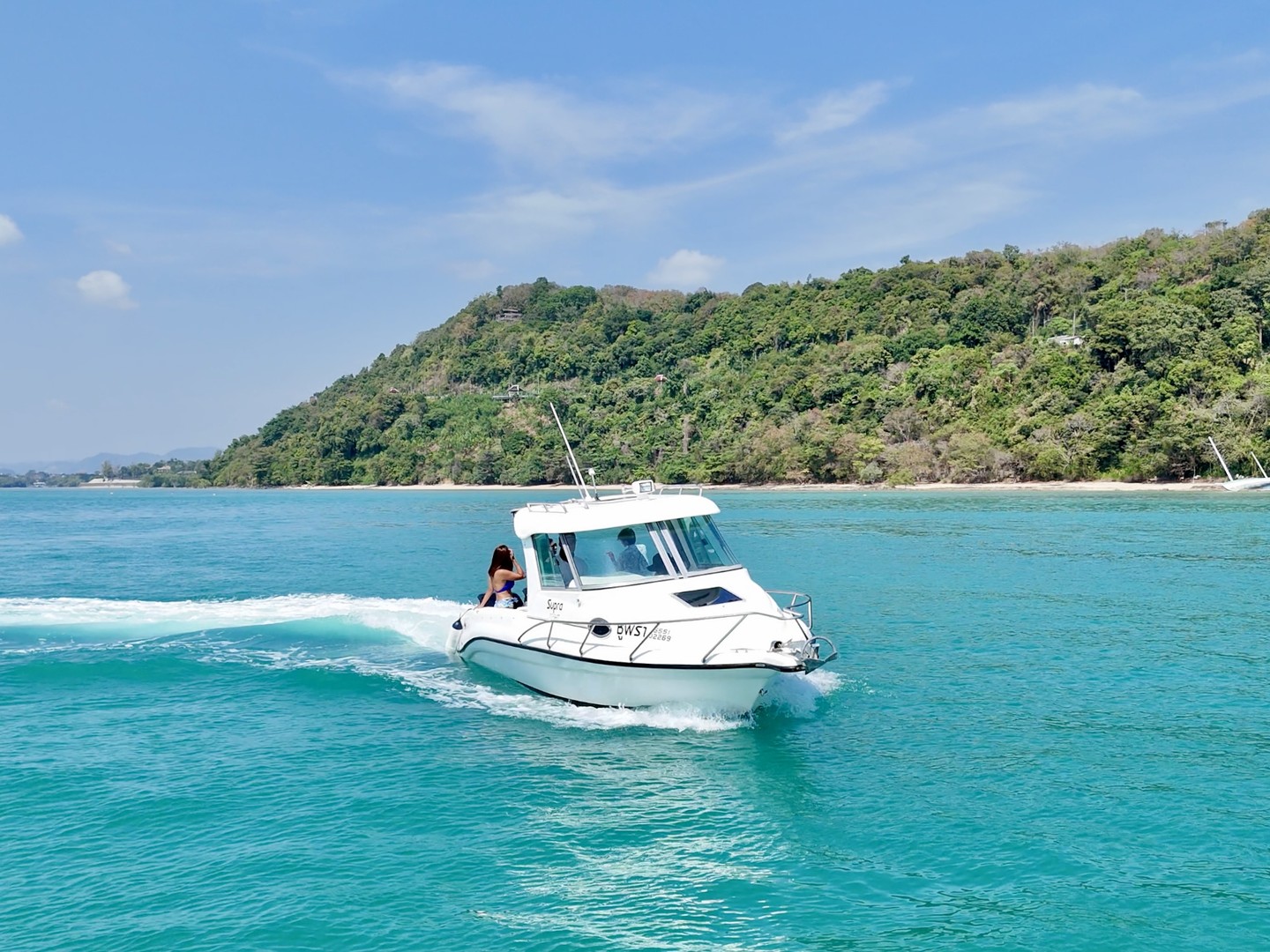 Atomix 705HT cruising beside a green island.